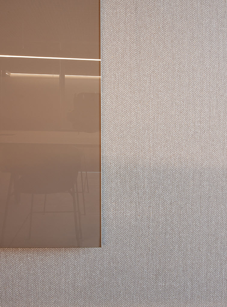 In one of the meeting rooms, Weave wool beige Clicwall creates a soft textile effect